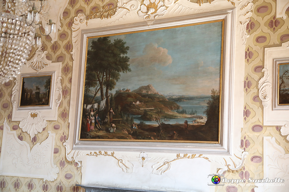 VBS_6743 - Villa Pisani - Stra (Venezia).jpg - SALA DEL TRIONFO DELLE ARTI  La sala prende nome dalla raffigurazione delle arti ritratte sul soffitto, opera di Giambattista Crosato (1686-1758): la Pittura al centro, con la Musica, la Poesia e la Scultura. Nella parte bassa il Tempo e la Vigilanza. Sullo sfondo del cielo, vola la Fama, con la tromba, in atto di proclamare le lodi dei Pisani. Alle pareti ritratti e dipinti di paesaggi, opere del '600 e '700. 